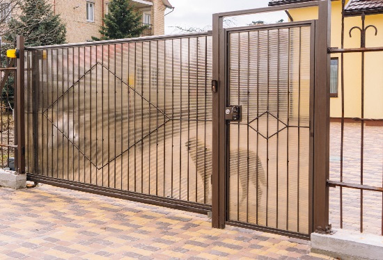 Купить ворота из профлиста с элементами ковки, с металлическими столбами в рамке или под дерево в Анапе от 155611 руб